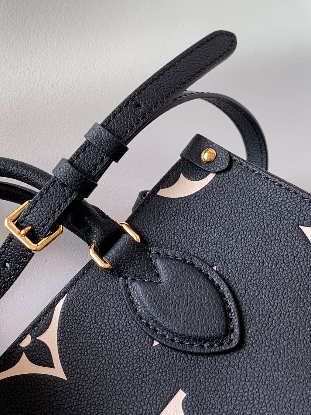 LOUIS VUITTON ONTHEGO TOTE 25 IN BLACK AND OFF WHITE MONOGRAM EMPREINTE
