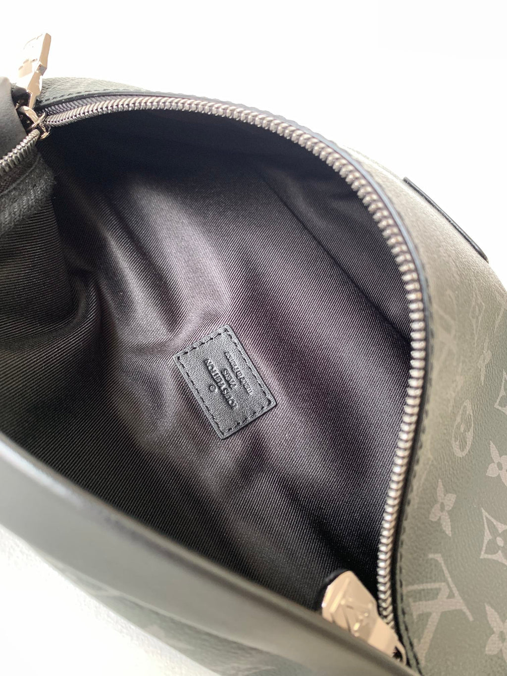 LOUIS VUITTON LV 25S DISCOVERY BUMBAG 44 IN BLACK MONOGRAM ECLIPSE CALFSKIN