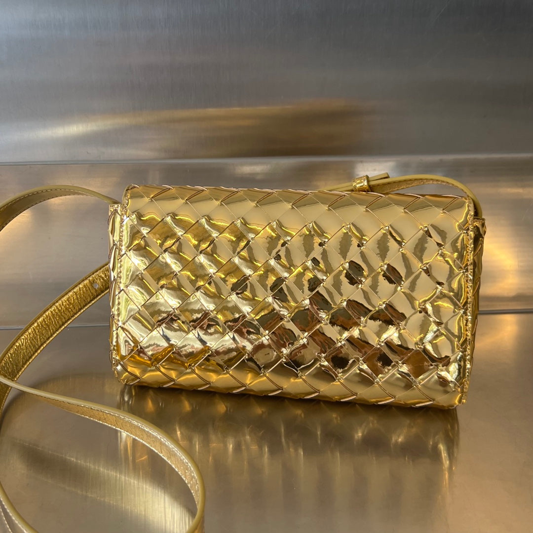 BOTTEGA VENETA ANDIAMO 21 IN GOLDEN LAMBSKIN