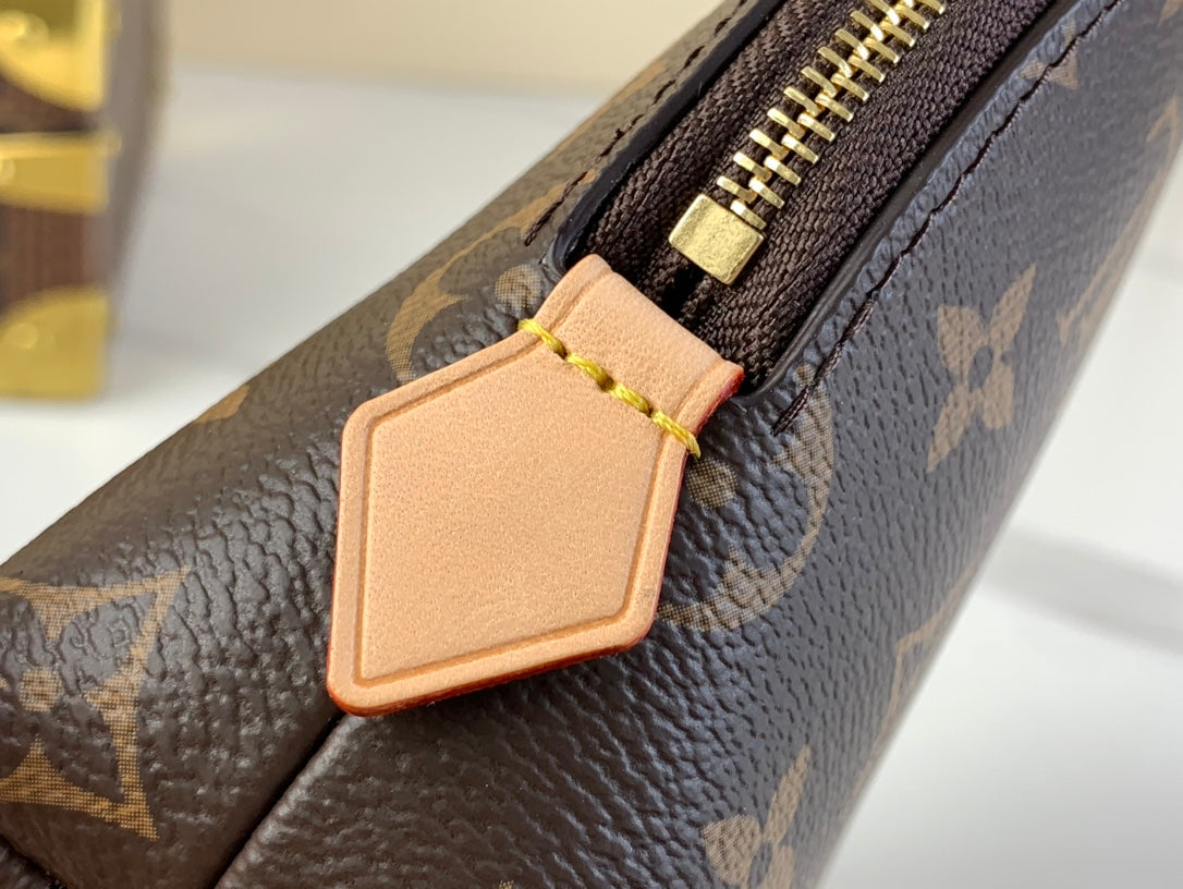 LOUIS VUITTON COSMETIC POUCH 22 IN BROWN MONOGRAM CANVAS