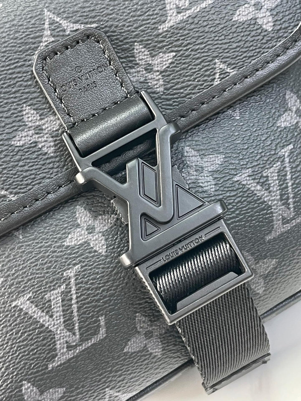LOUIS VUITTON GETAWAY MESSENGER 18 IN GUN METAL MONOGRAM ECLIPSE CANVAS