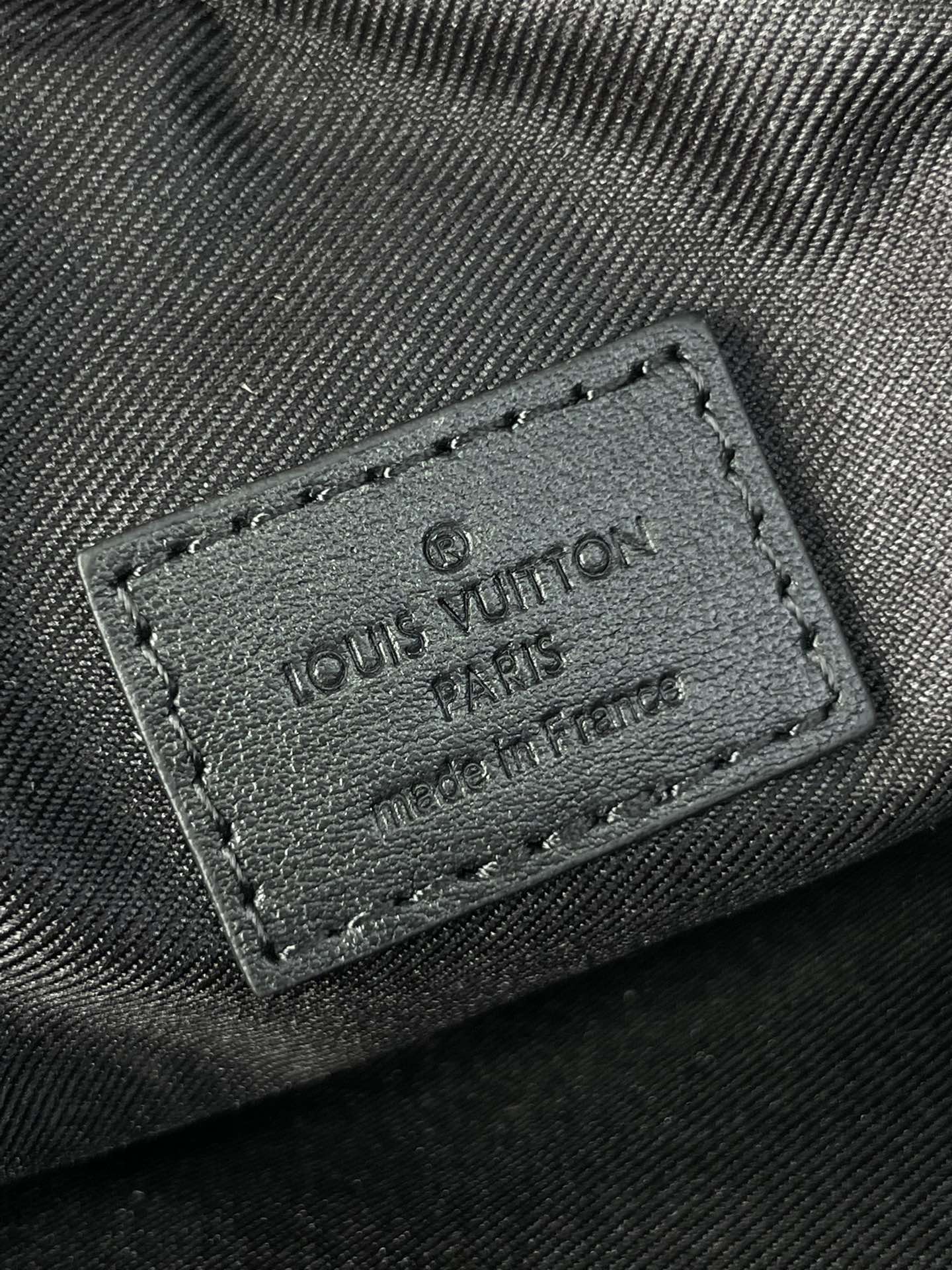 LOUIS VUITTON GETAWAY MESSENGER 18 IN BLACK EMBOSSED CALFSKIN