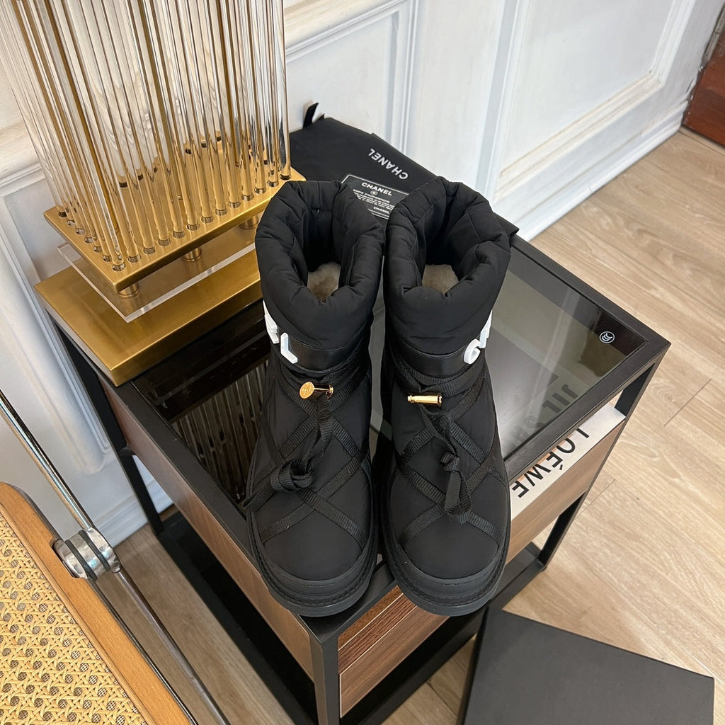 CHANEL SKI BOOTS IN BLACK QUILTED COTTON