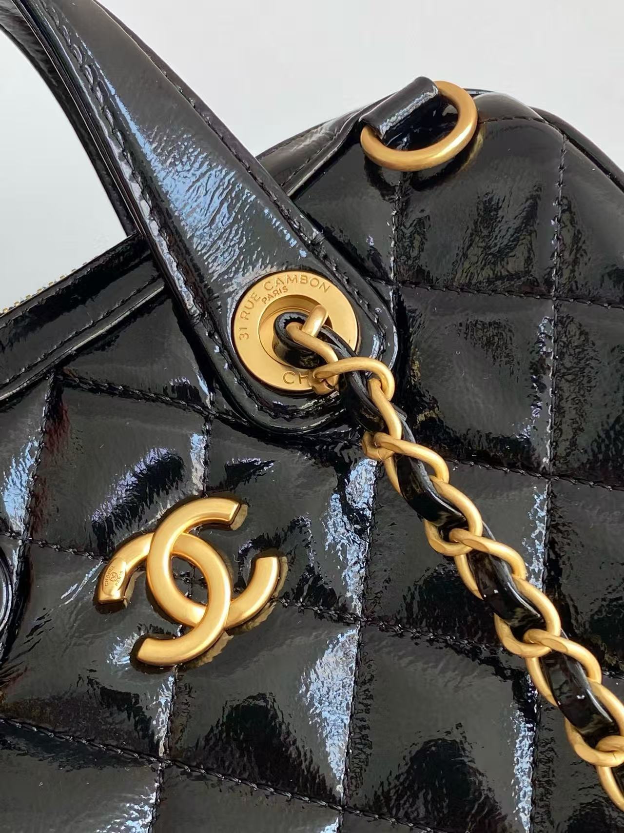 CHANEL HANDBAG 21 IN BLACK PATENT QUILTED CALFSKIN WITH GOLD CHAIN