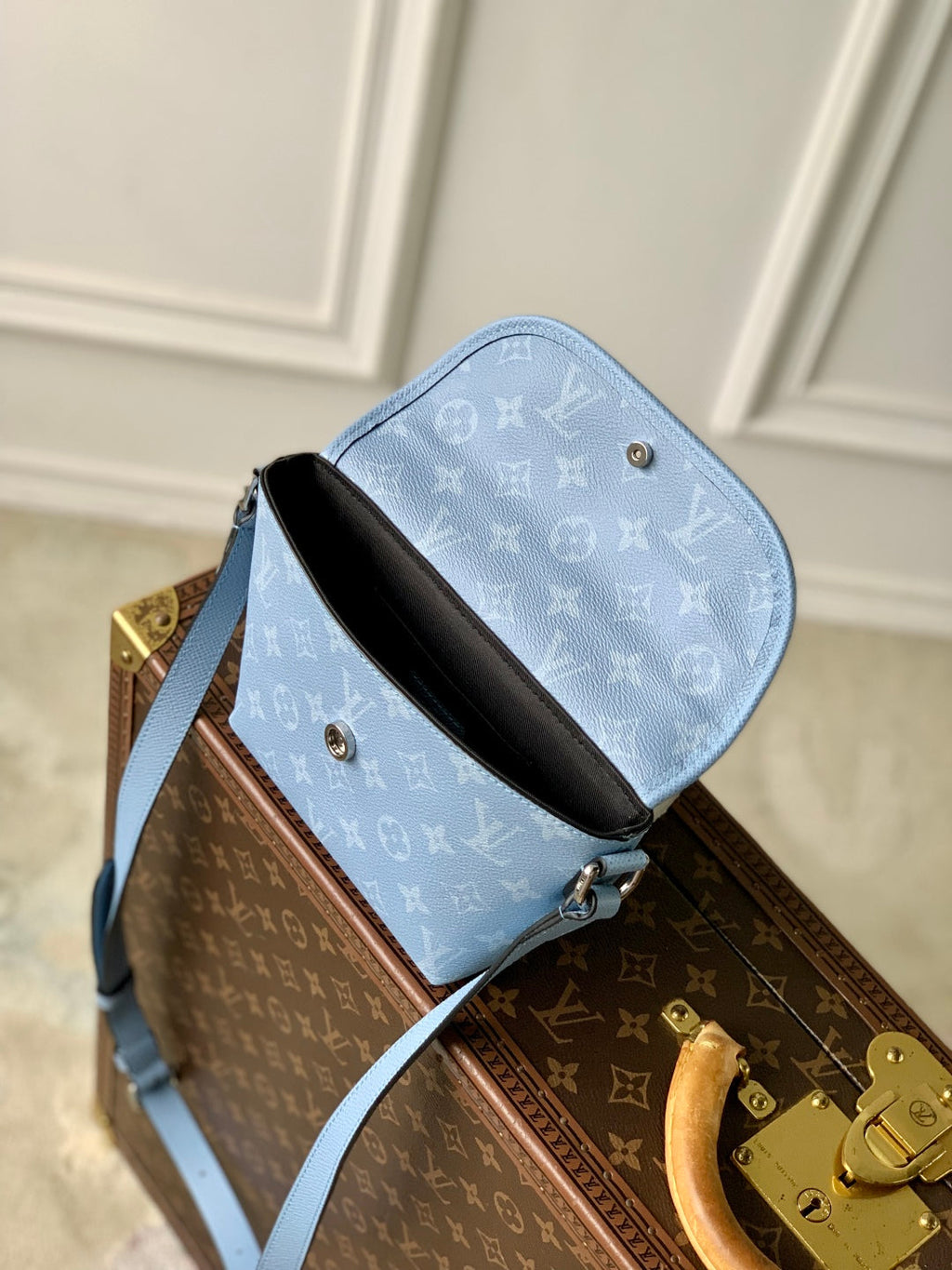 LOUIS VUITTON PULSE MESSENGER 22.5 IN BLUE MONOGRAM COATED CANVAS AND CALFSKIN
