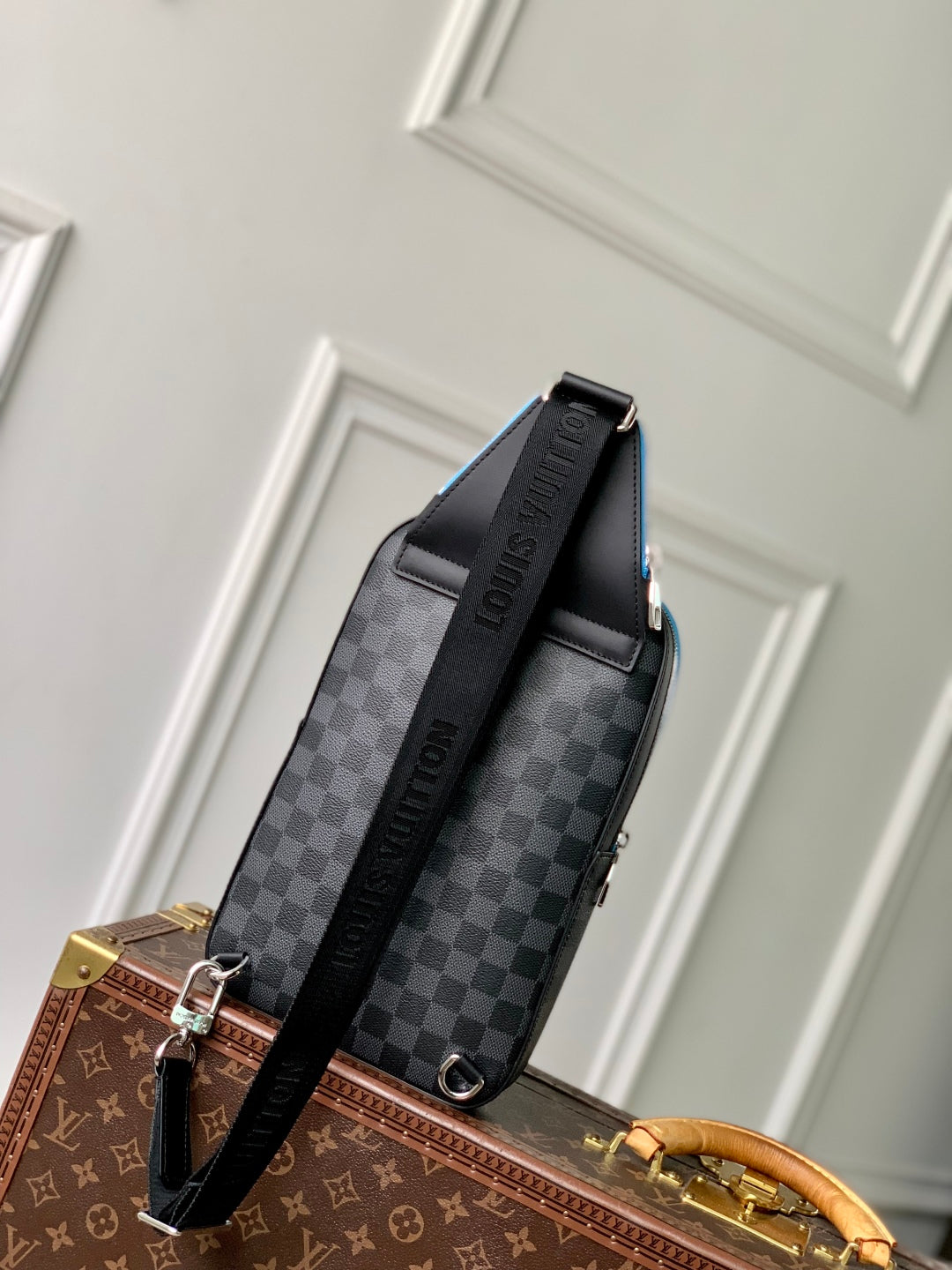 LOUIS VUITTON AVENUE SLINGBAG 31 IN BLACK AND GREY DAMIER GRAPHITA CANVAS CALFSKIN