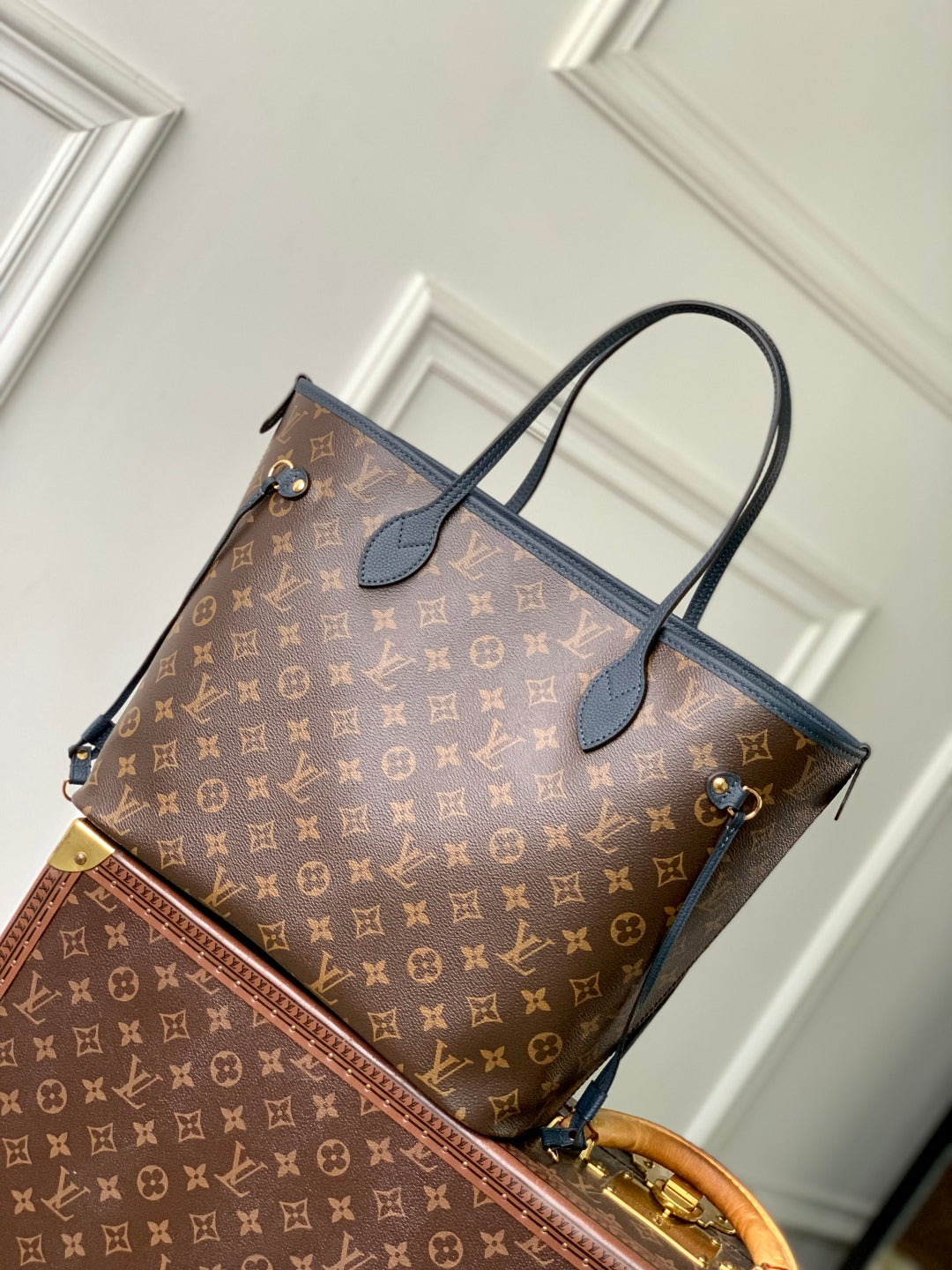 LOUIS VUITTON NEVERFULL BANDOULIÈRE INSIDE OUT BB 31 IN BROWN MONOGRAM CANVAS AND BLACK CALFSKIN