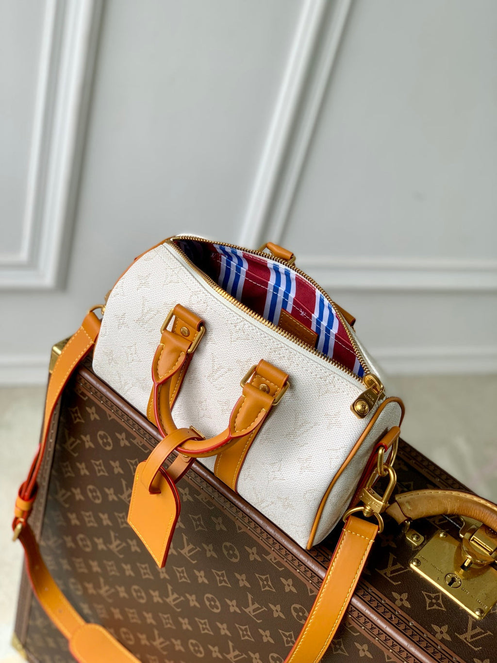 LOUIS VUITTON KEEPALL BANDOULIÈRE 25 IN WHITE MONOGRAM HERITAGE CANVAS BRWON CALFSKIN