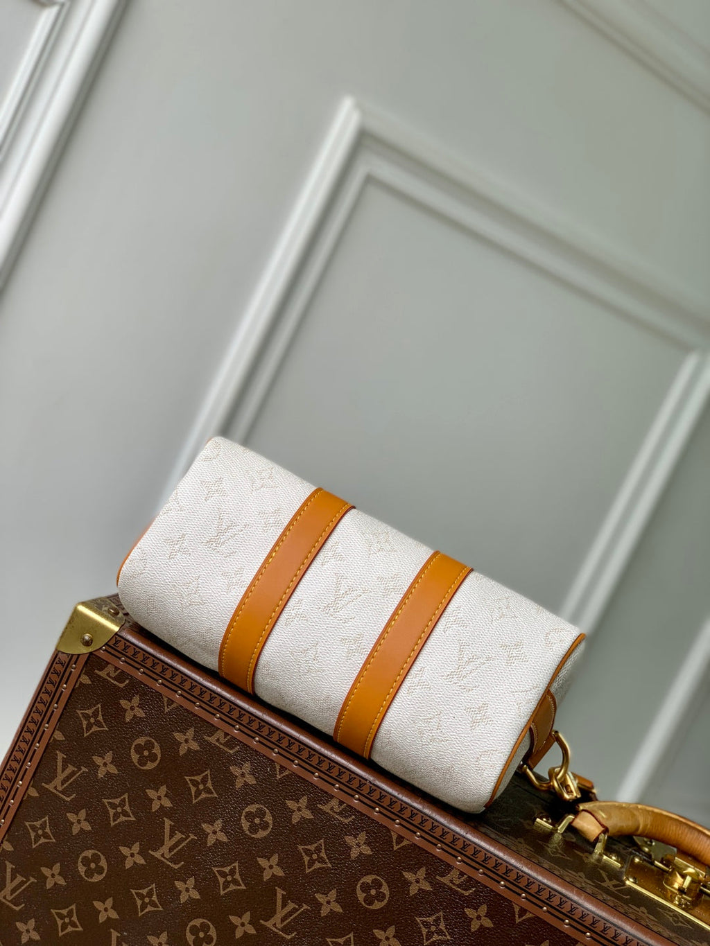 LOUIS VUITTON KEEPALL BANDOULIÈRE 25 IN WHITE MONOGRAM HERITAGE CANVAS BRWON CALFSKIN
