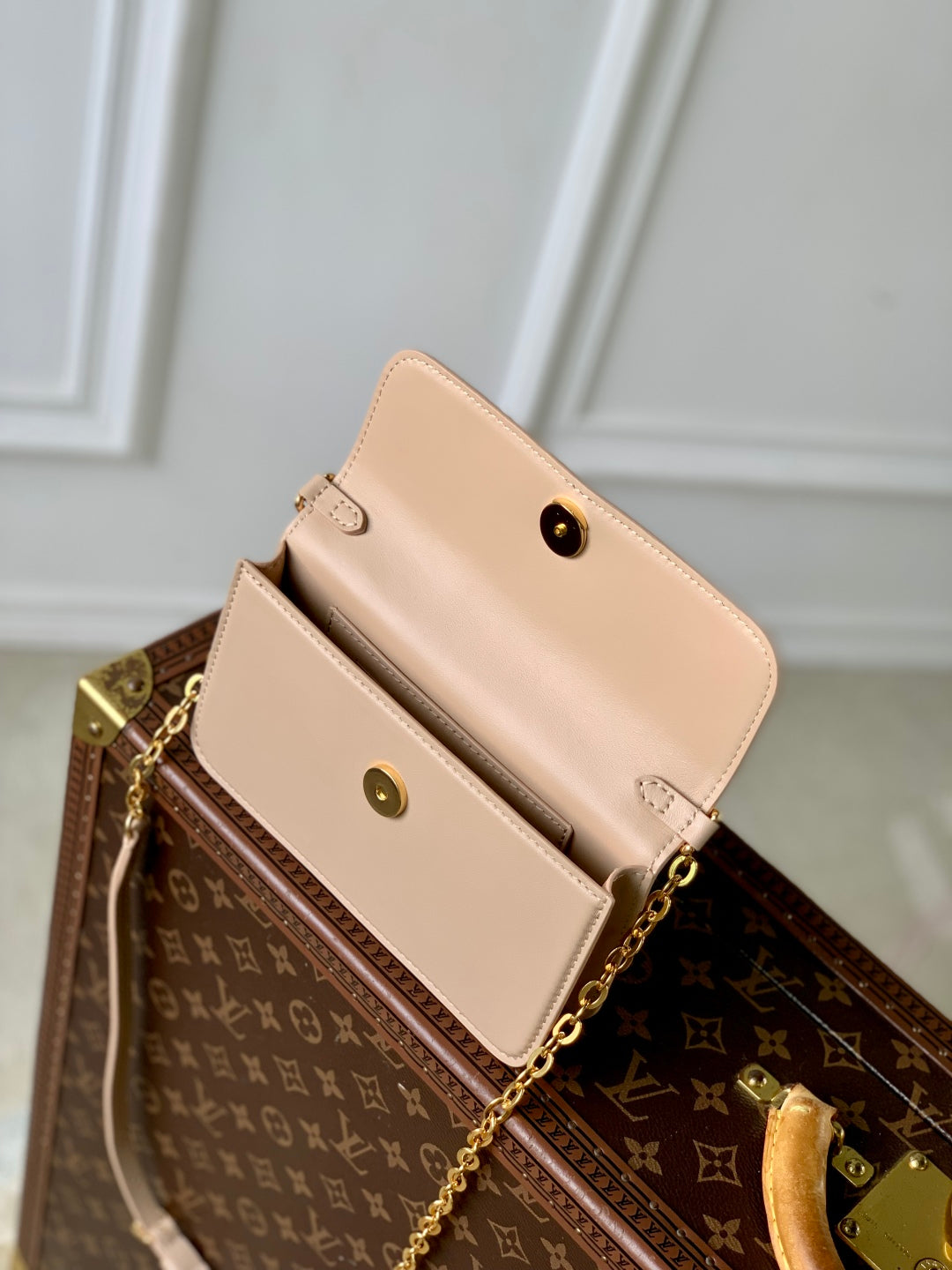 LOUIS VUITTON WALLET ON CHAIN BLOOM 20 IN BEIGE CALFSKIN