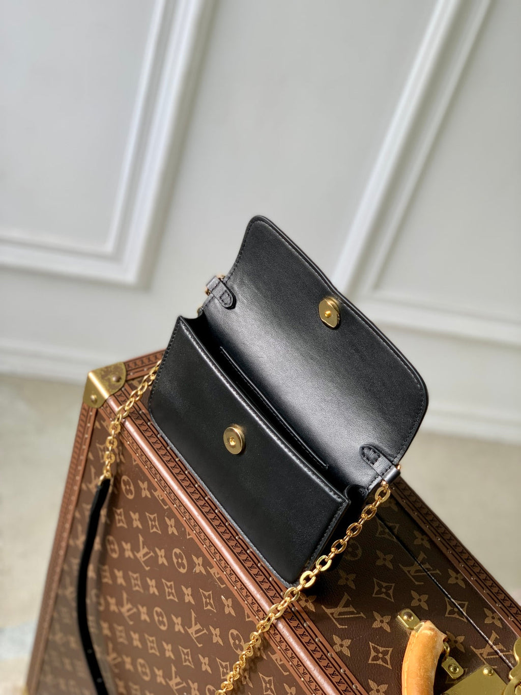 LOUIS VUITTON WALLET ON CHAIN BLOOM 20 IN BLACK CALFSKIN