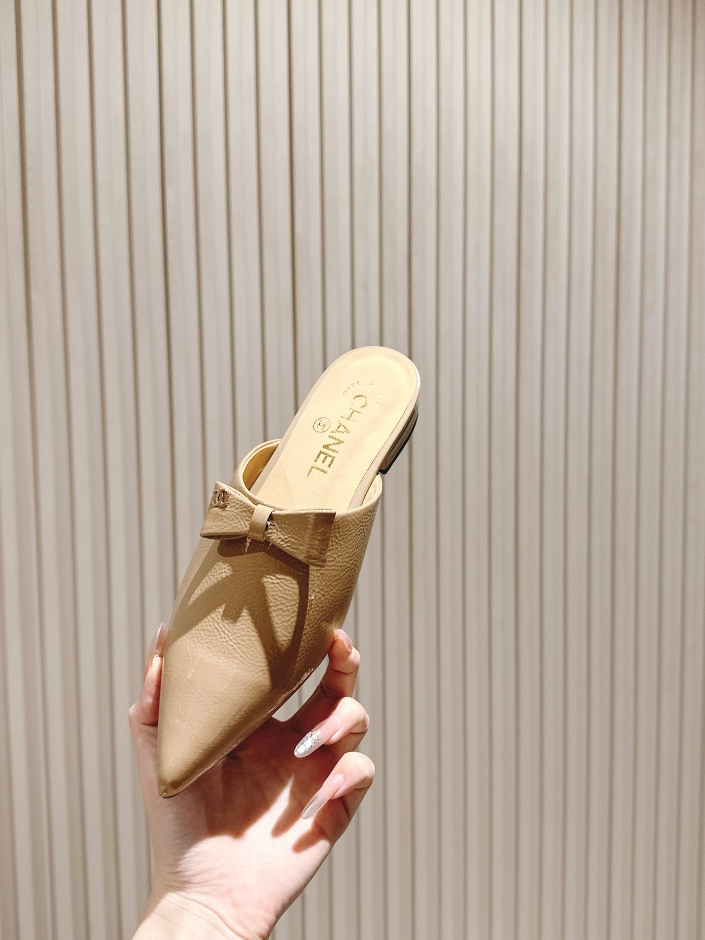 CHANEL FLAT MULES 25S IN BEIGE PATENT LEATHER