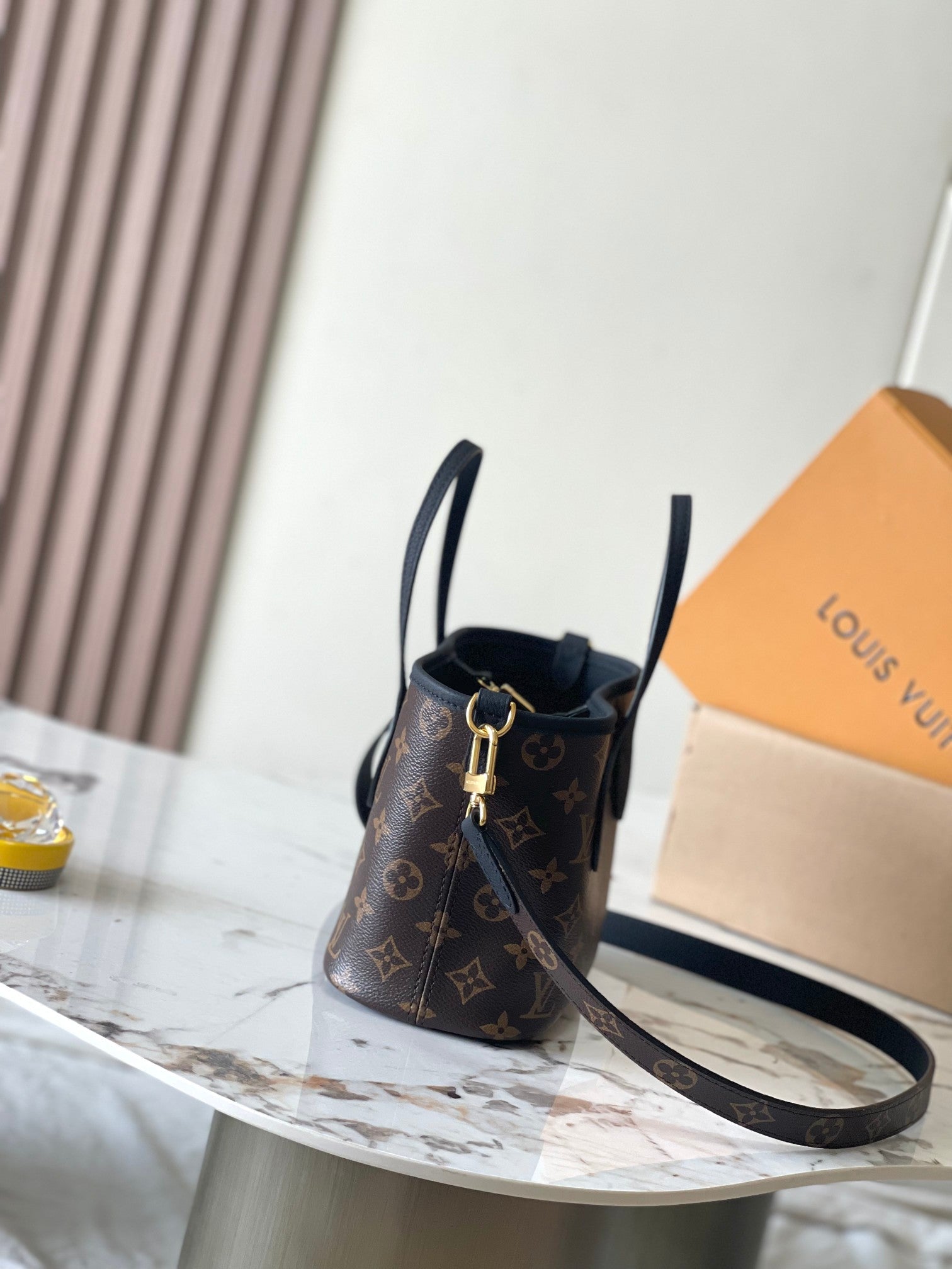 LOUIS VUITTON NEVERFULL BANDOULIÈRE INSIDE OUT BB 24 IN BROWN MONOGRAM CANVAS AND BLACK CALFSKIN