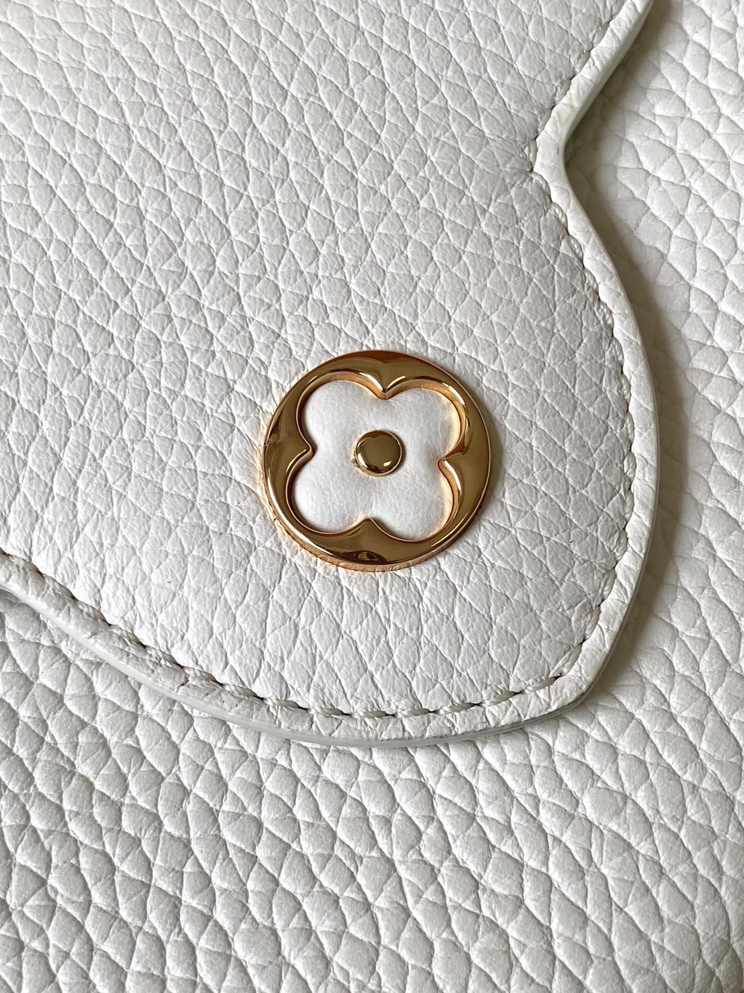 LOUIS VUITTON CAPUCINES EAST-WEST MINI 21 IN WHITE TAURILLON LEATHER GOLD-TONE HARDWARE