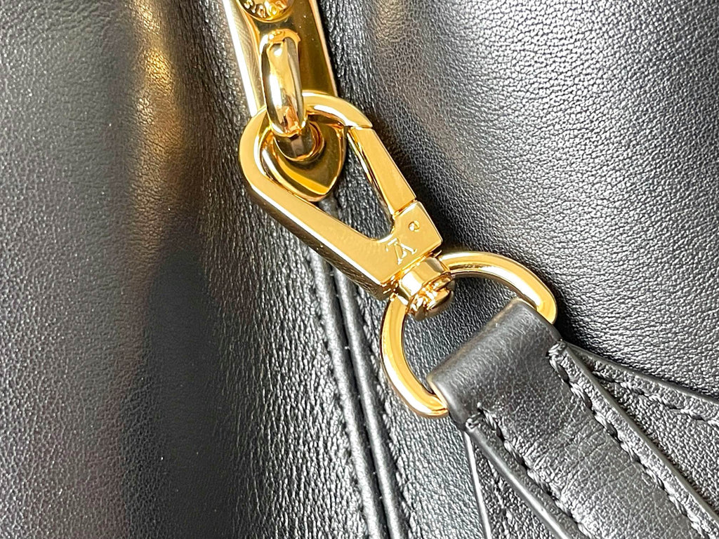 LOUIS VUITTON CAPUCINES SOUPLE GM 38 IN BLACK SMOOTH CALFSKIN GOLD HARDWARE