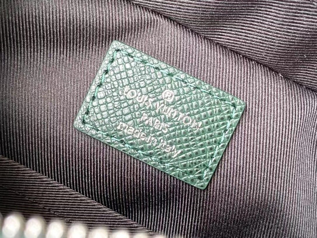 LOUIS VUITTON  AVENUE MESSENGER 22 IN FOREST GREEN CALFSKIN