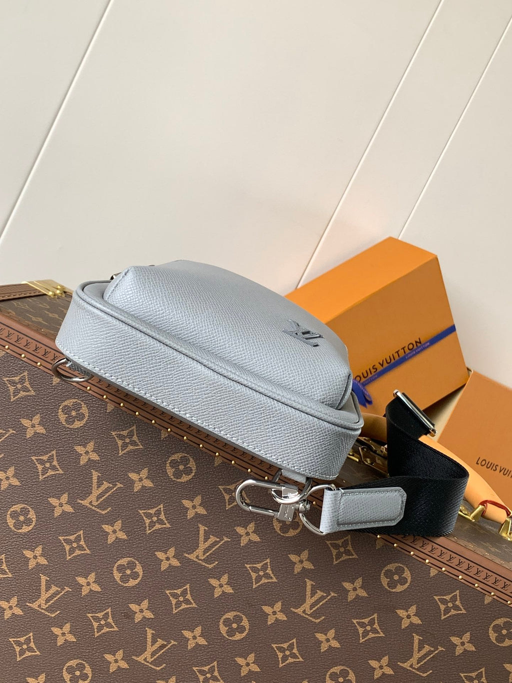 LOUIS VUITTON AVENUE SLINGBAG 31 IN GREY TAIGA LEATHER