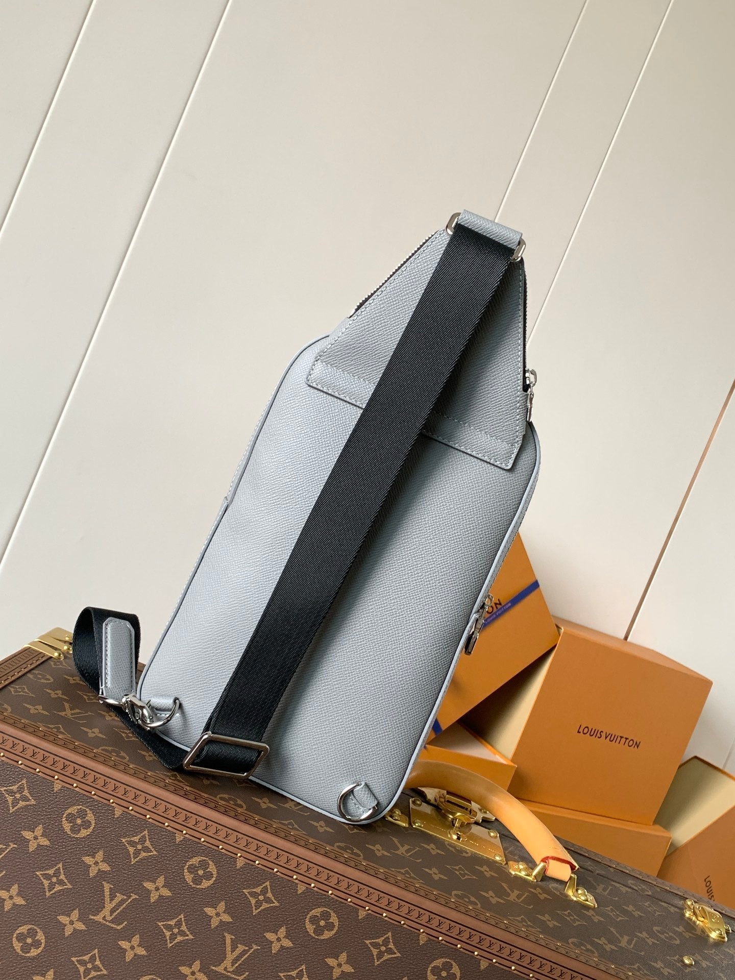 LOUIS VUITTON AVENUE SLINGBAG 31 IN GREY TAIGA LEATHER