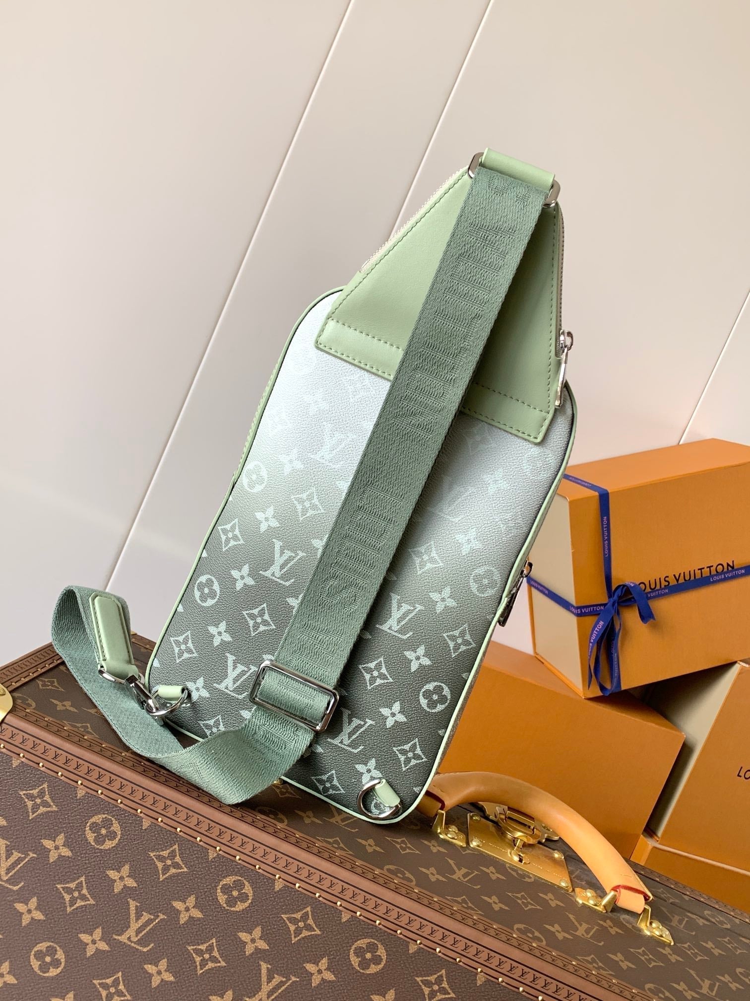 LOUIS VUITTON AVENUE SLINGBAG 31 IN WHITE AND BLACK OMBRE MONOGRAM CANVAS