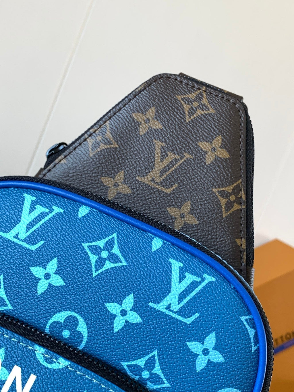 LOUIS VUITTON AVENUE SLINGBAG 31 IN BLUE AND BROWN TAIGA LEATHER