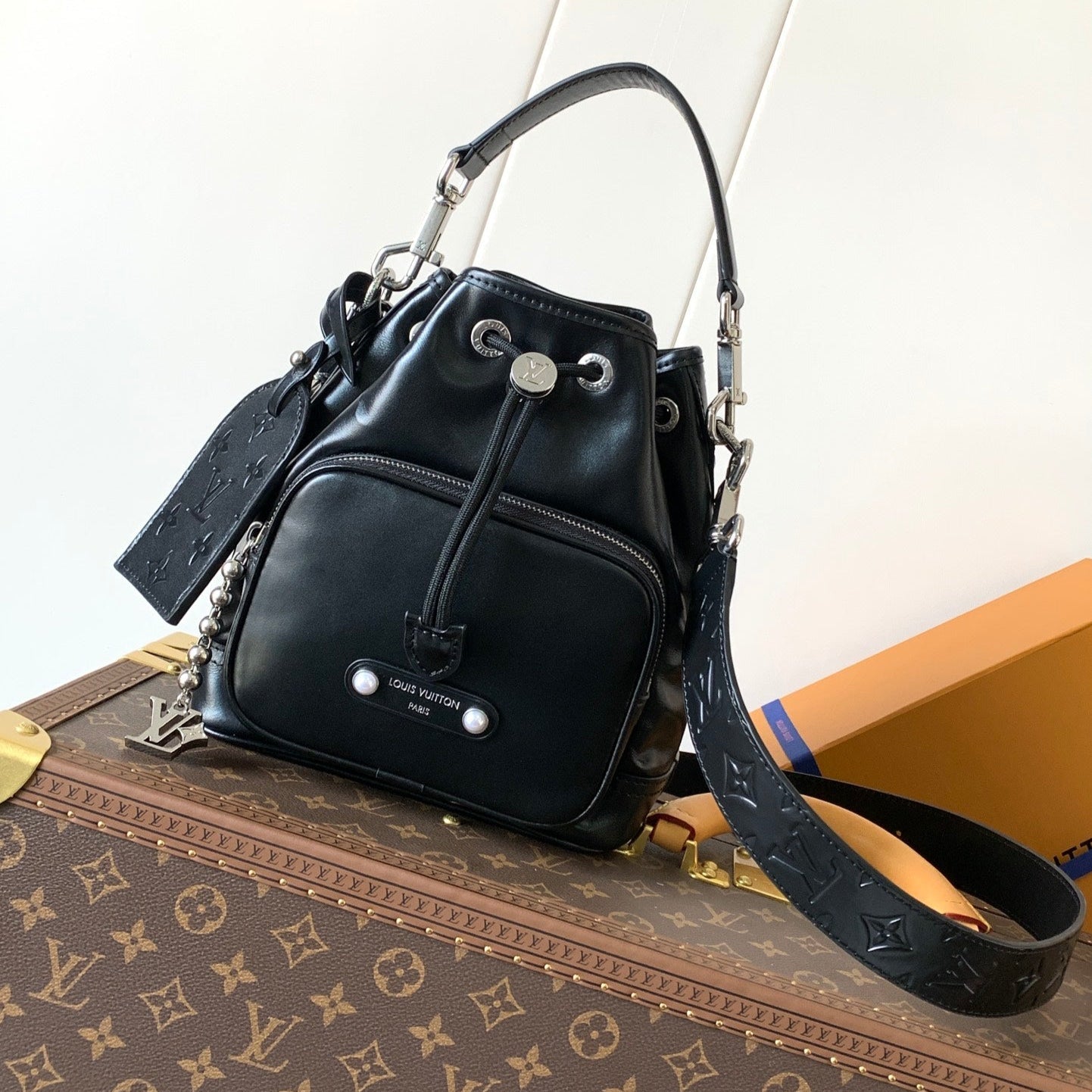 LOUIS VUITTON LV 25S NOÉ CARGO 24 IN BLACK GLOSSY CALFSKIN SILVER HARDWARE