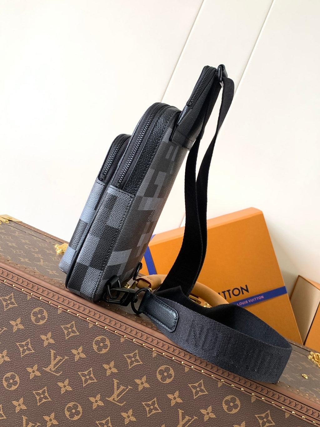 LOUIS VUITTON AVENUE 31 IN BLACK CANVAS CALFSKIN