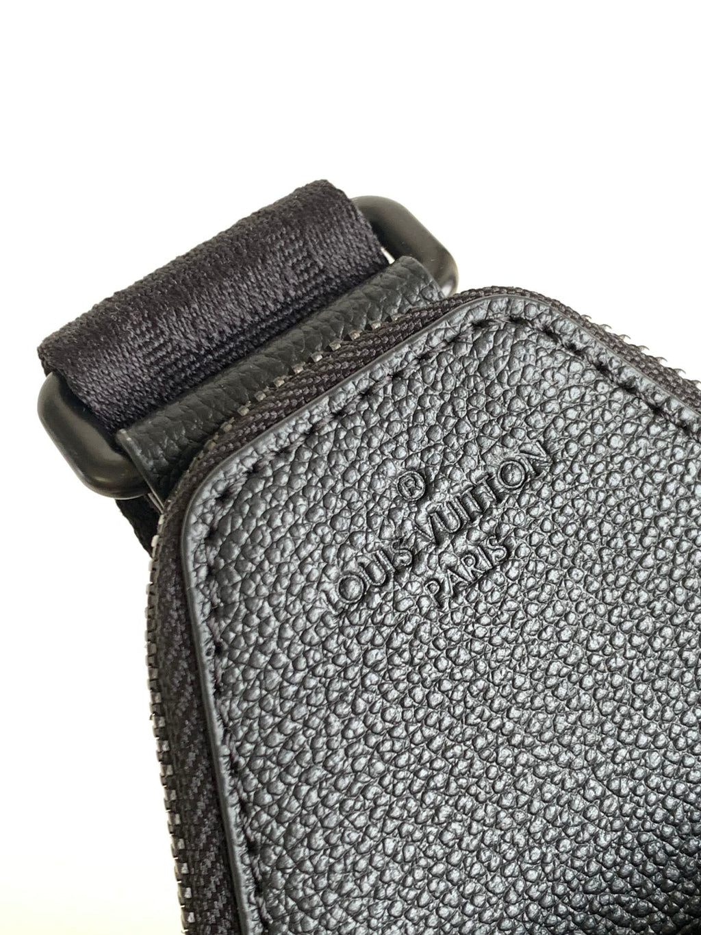 LOUIS VUITTON AVENUE 31 IN BLACK CANVAS CALFSKIN