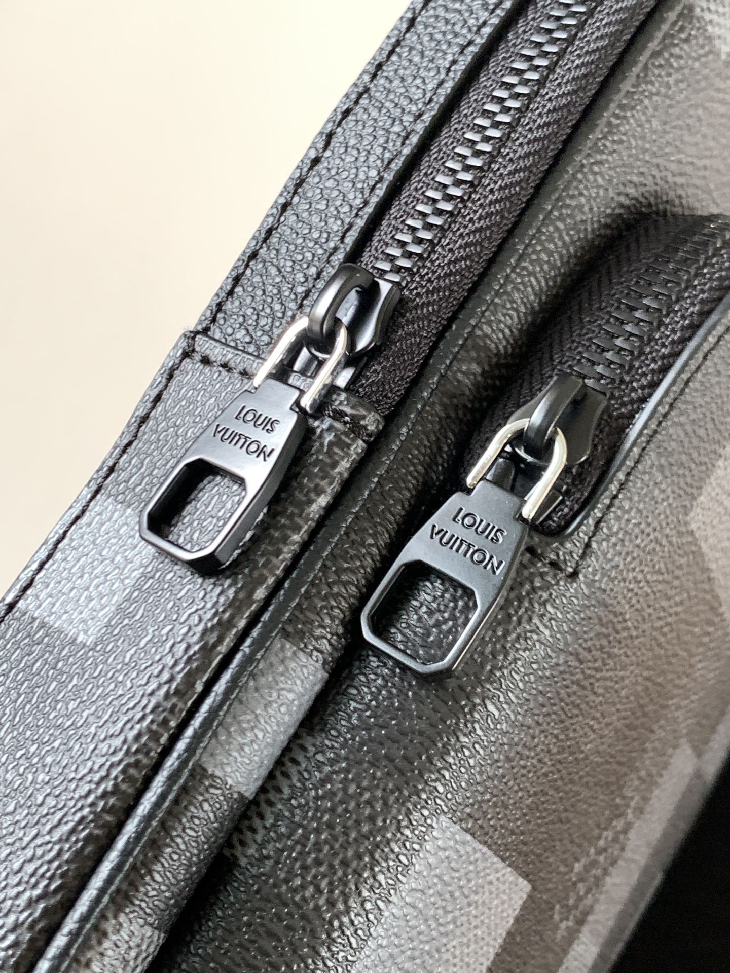 LOUIS VUITTON AVENUE 31 IN BLACK CANVAS CALFSKIN