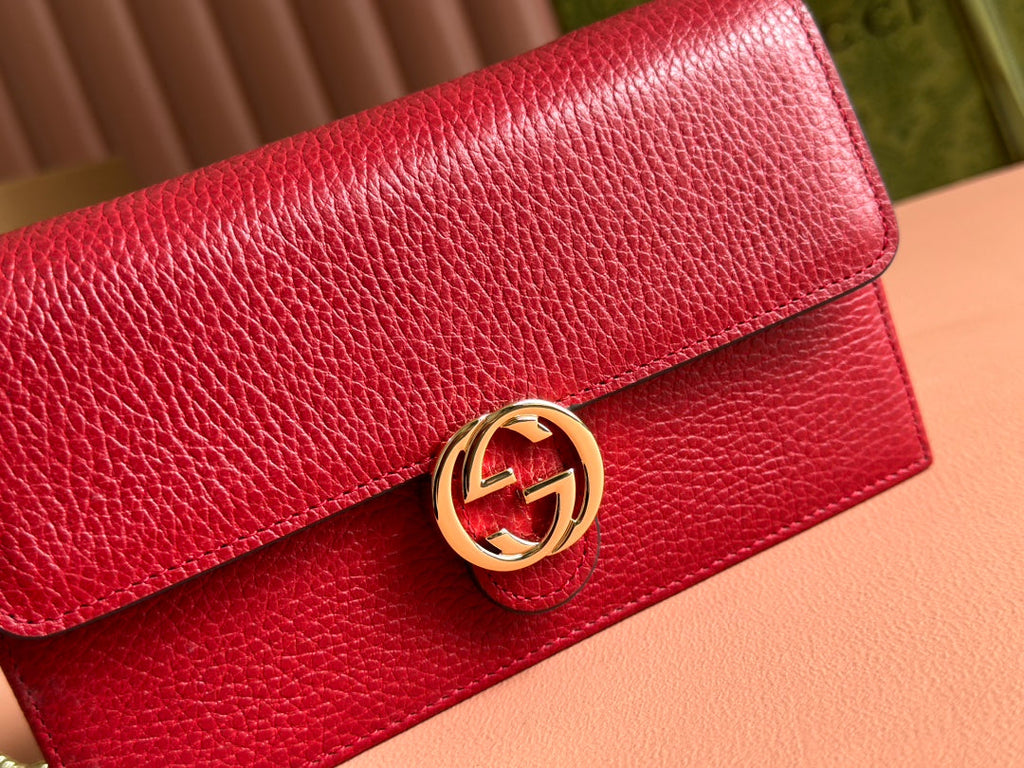 GUCCI INTERLOCKING WOC 20 IN RED PEBBLED GRAINY CALFSKIN GOLD HARDWARE