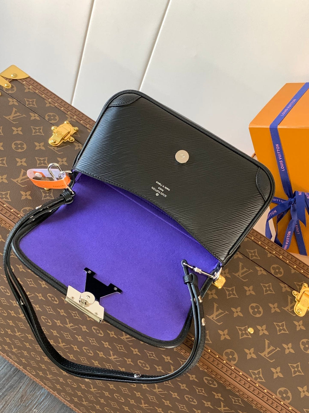 LOUIS VUITTON BUCI BAG 24 IN BLACK EPI GRAIN COWHIDE