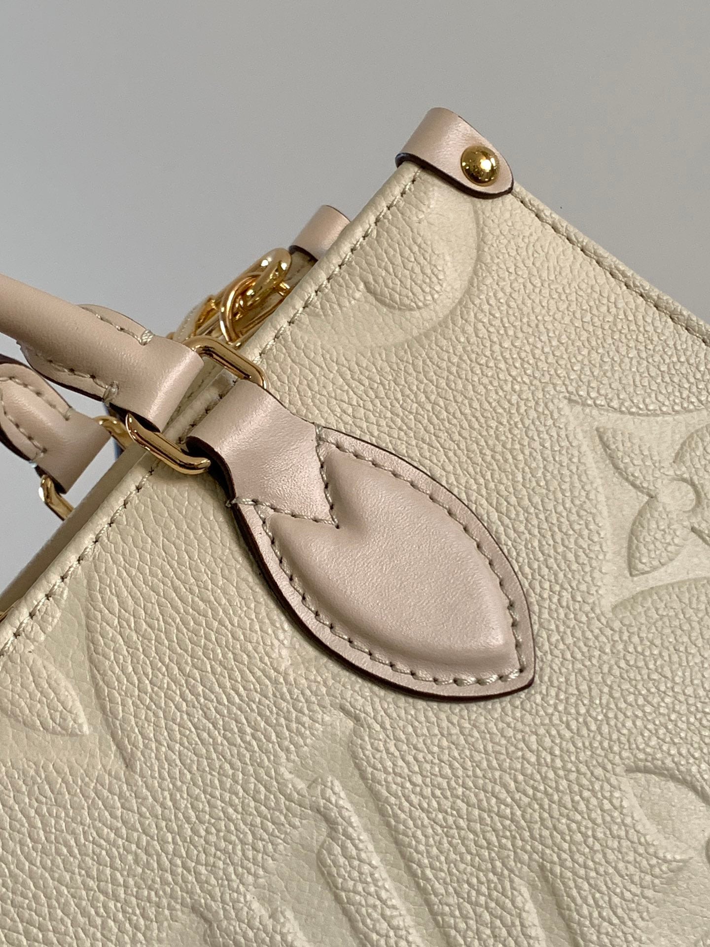 LOUIS VUITTON LV 25S ONTHEGO EAST WEST BAG 25 IN CREAM CALFSKIN MONOGRAM EMPREINTE