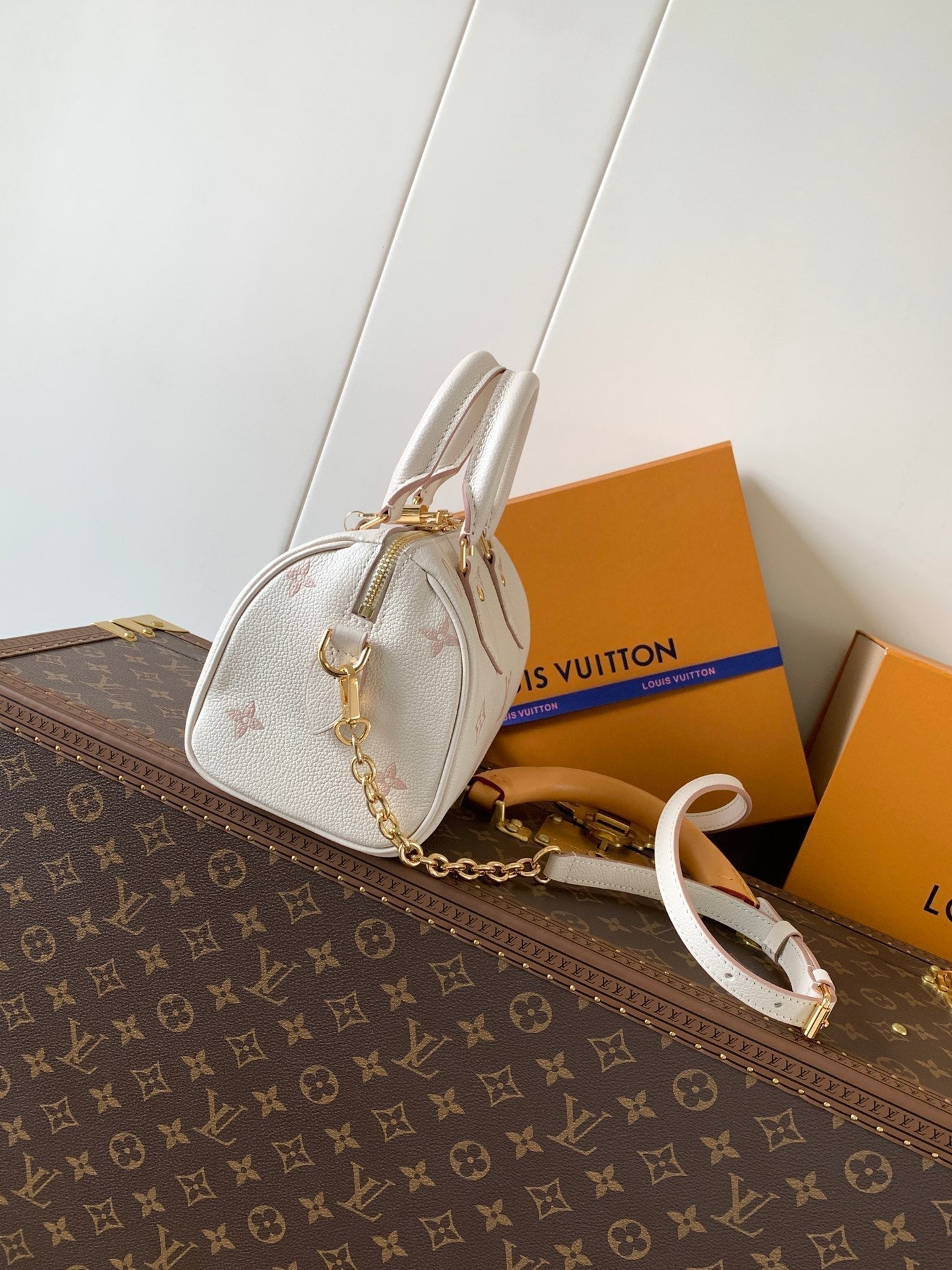 LOUIS VUITTON SPEEDY BANDOULIÈRE 21 IN WHITE AND PINK MONOGRAM CANVAS