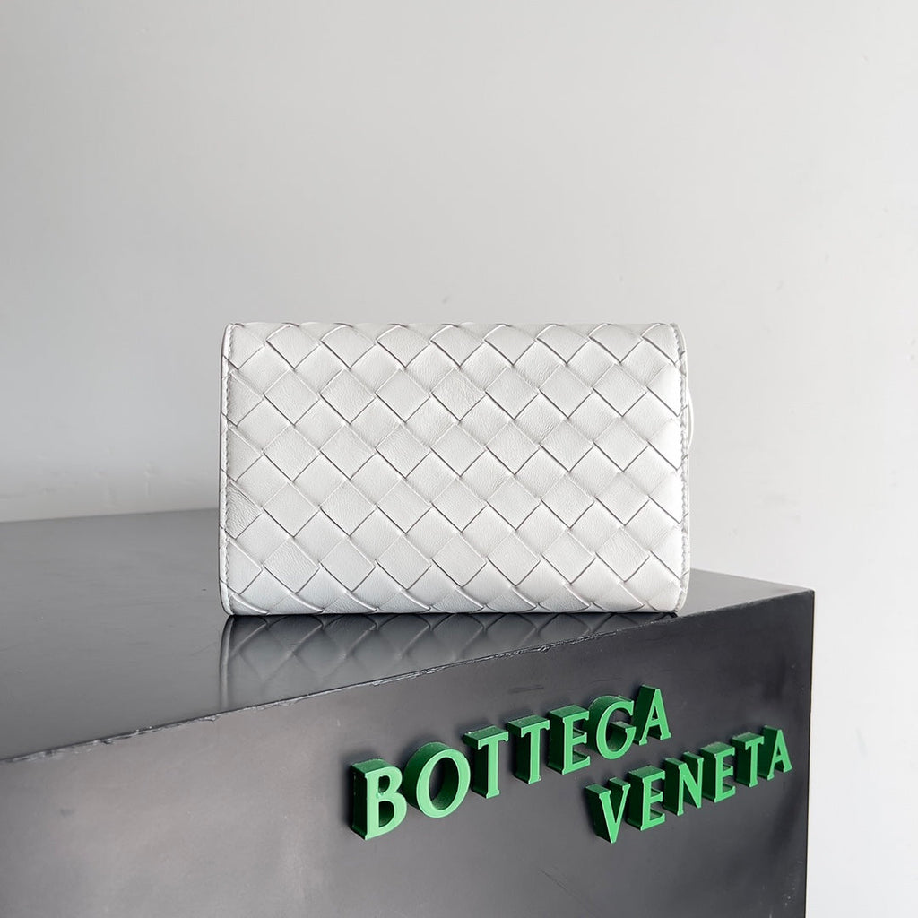 BOTTEGA VENETA ANDIAMO BAG 19 IN WHITE CALFSKIN