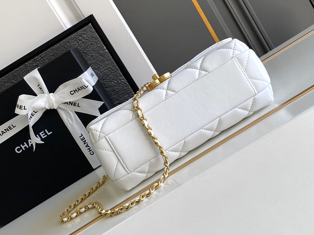 CHANEL MEDIUM 22 FLAP BAG IN WHITE LAMBSKIN GOLD HARDWARE