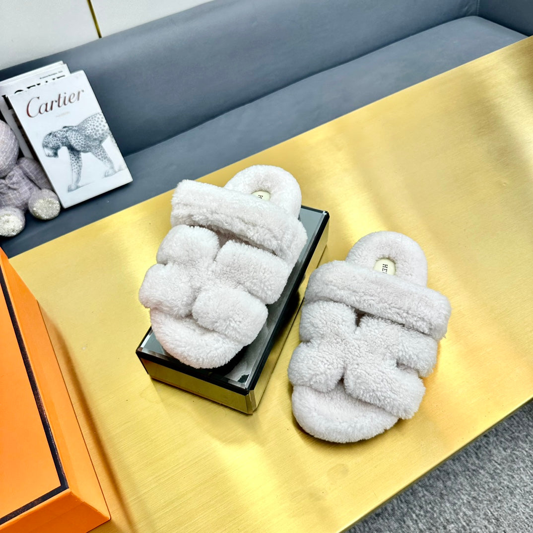 HERMES CHYPRE SANDAL IN WHITE SHEARLING